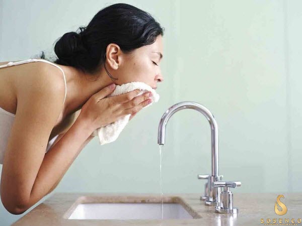 Nên dùng gel rửa mặt không xà phòng để bảo vệ làn da
